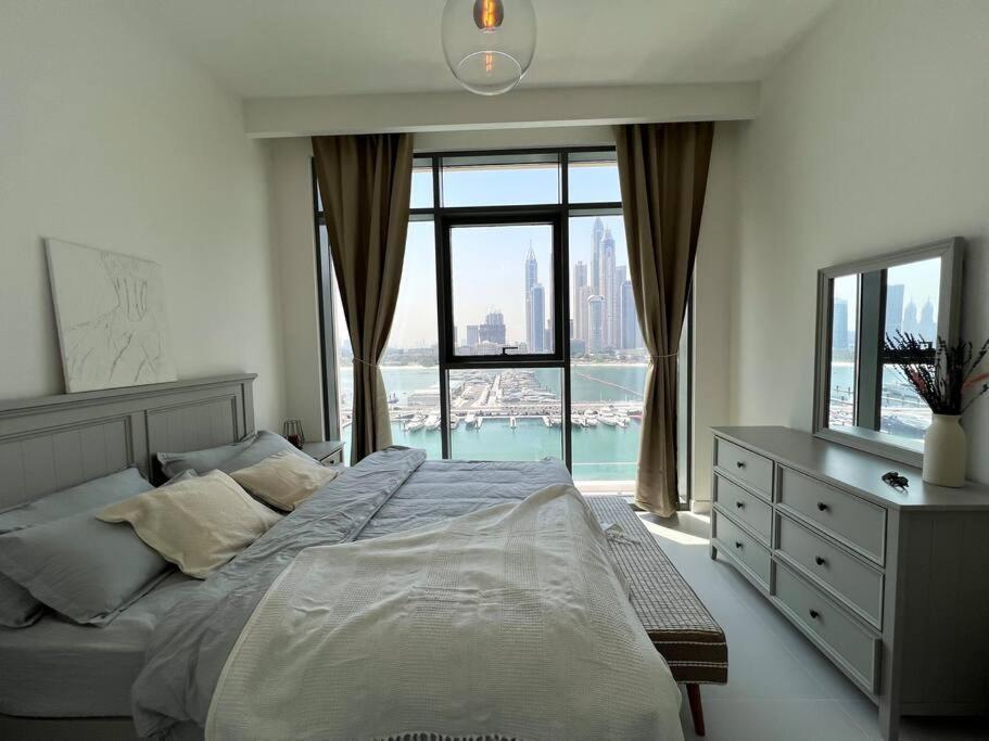 Spacious Beachfront Apartment *