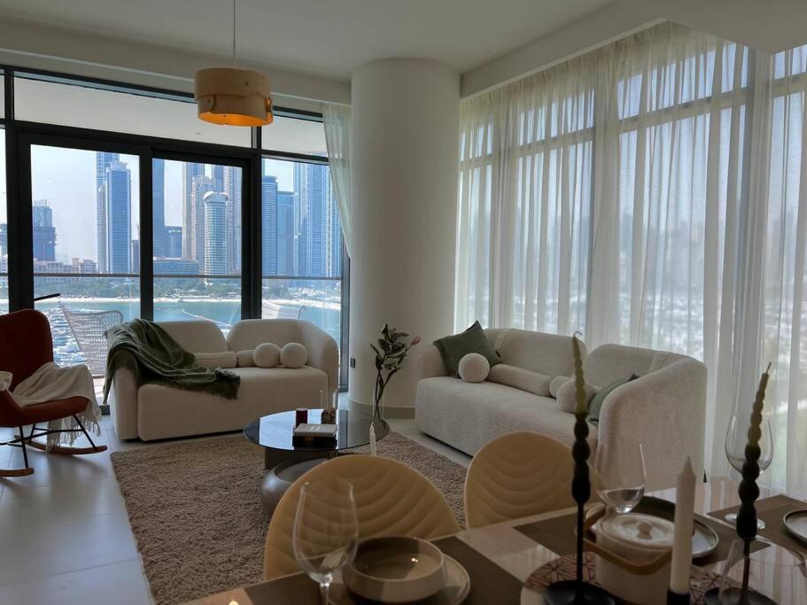 Spacious Beachfront Apartment *